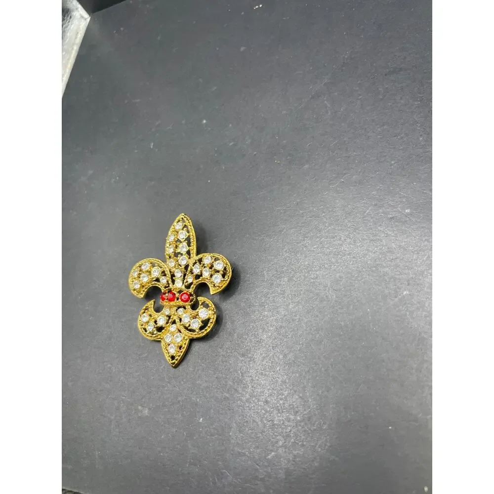 Vintage Gold Tone Rhinestone Fleur De Lis Brooch Pin Red Clear Accent Statement